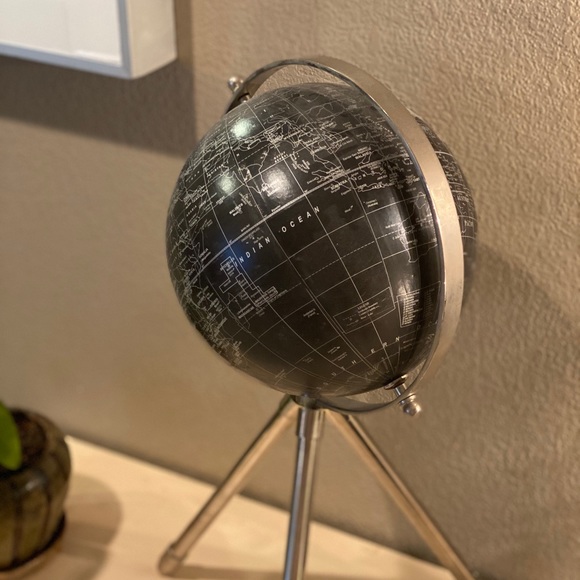 Black tri-stand Globe - Picture 2 of 3